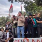 Ribuan warga Desa Sigedong menggelar aksi unjuk rasa di depan Kantor Kecamatan Mancak pada Kamis, 24 Oktober 2024, untuk menolak rencana pembangunan Tempat Pembuangan Sampah Akhir (TPSA) di wilayah mereka