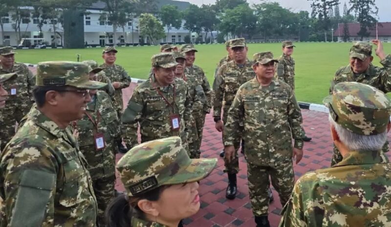 Para menteri Kabinet Merah Putih dikejutkan oleh kehadiran Presiden Prabowo Subianto yang sudah terlebih dahulu tiba di Lapangan Sapta Marga, kawasan Akademi Militer, Magelang, Jawa Tengah, pada Jumat, 25 Oktober 2024