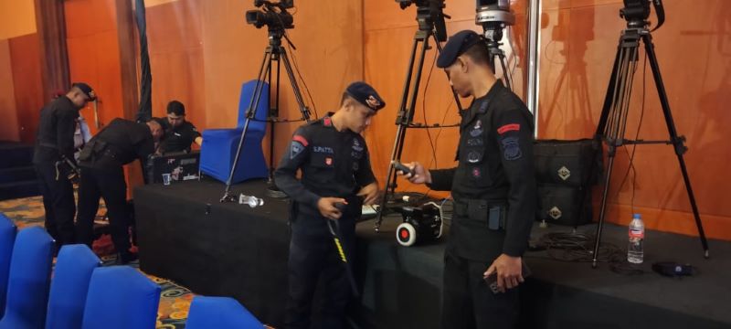 jelang debat terbuka Pilkada calon gubernur dan wakil gubernur Maluku periode 2024-2025, Unit Penjinak Bom (Jibom) dan KBRN (Kimia, Biologi, Radioaktif, dan Nuklir) dari Detasemen Gegana, Satuan Brimob Polda Maluku, melakukan sterilisasi menyeluruh di lokasi debat dan sekitarnya
