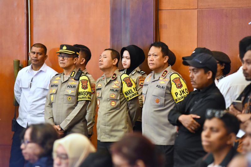 Kapolda Maluku, Irjen Pol. Drs. Eddy Sumitro Tambunan, M.Si., melakukan pemantauan langsung di lokasi debat terbuka Pilkada pasangan calon gubernur dan wakil gubernur Maluku 2024