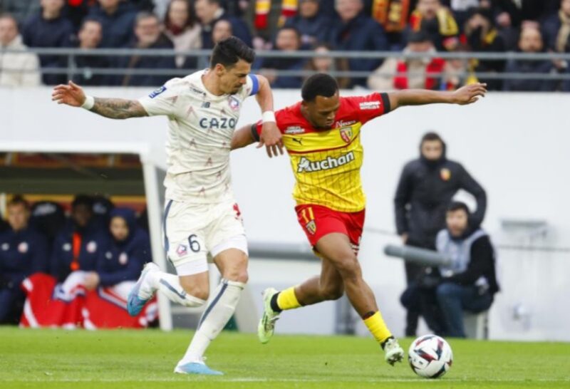 Lens, suararepubliknews.com - Sabtu malam di Stade Bollaert-Delelis akan menjadi saksi pertarungan sengit dua tim papan atas Ligue 1, saat Lens menjamu Lille dalam laga yang diprediksi berjalan ketat pada Minggu, 27 Oktober 2024, Kick Off Pukul 02.00 WIB dini hari nanti