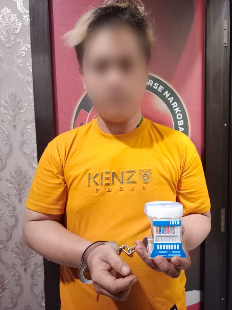 Tersangka yang berinisial WAS (43), diketahui merupakan warga Kecamatan Pekalipan, Kota Cirebon. Penangkapan ini merupakan hasil dari pengawasan intensif yang dilakukan dalam upaya memberantas peredaran narkoba di wilayah Cirebon