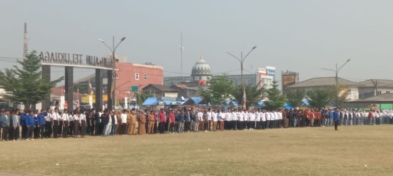 Peringatan Hari Sumpah Pemuda ke-96 dirayakan secara nasional pada Senin (28/10/2024), termasuk di Kecamatan Teluknaga, Kabupaten Tangerang. Upacara yang dimulai pukul 08:00 WIB di Alun-alun Teluknaga