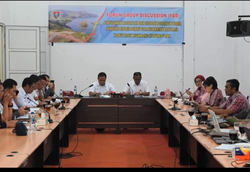Pemerintah Kabupaten Humbang Hasundutan (Pemkab Humbahas) melaksanakan Focus Group Discussion (FGD) dalam rangka Penyusunan Masterplan dan Siteplan Destinasi Wisata Kawasan Pinggiran Danau Toba, bertempat di Ruang Rapat Perkantoran Bukit Inspirasi, Doloksanggul, pada Rabu, 30 Oktober 2024