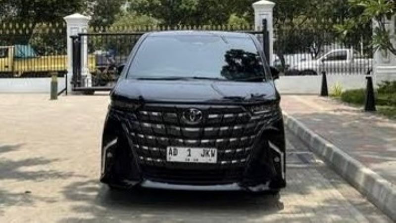 Pihak Istana telah menyiapkan akomodasi khusus bagi Presiden Joko Widodo setelah menyelesaikan masa jabatannya pada 20 Oktober 2024. Salah satu kendaraan yang disiapkan untuk mantan presiden tersebut adalah mobil Toyota Alphard berplat nomor 'AD 1 JKW'