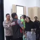 Seorang pria berinisial RA ditangkap oleh Satreskrim Polres Metro Tangerang setelah terbukti menjual anak kandungnya yang masih berusia 11 bulan dengan harga Rp 15 juta.