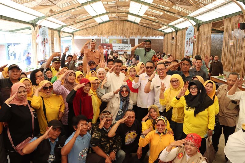 Lebih dari 500 warga Kota Cimahi turut serta dalam acara makan siang bergizi gratis yang diselenggarakan oleh Calon Wakil Gubernur Jawa Barat nomor urut 4, H. Erwan Setiawan. Acara yang berlangsung pada Jumat, 11 Oktober 2024, di RM Sate Maranggi Hj. Maya Cimahi ini juga dihadiri oleh Manager Persib Bandung, H. Umuh Muchtar, dan disambut dengan antusiasme tinggi oleh warga setempat