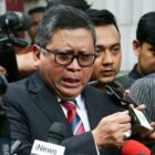 Sekretaris Jenderal PDI Perjuangan, Hasto Kristiyanto, tidak dapat menahan air matanya saat menjalani sidang terbuka promosi doktor di Universitas Indonesia (UI), Jumat (18/10)