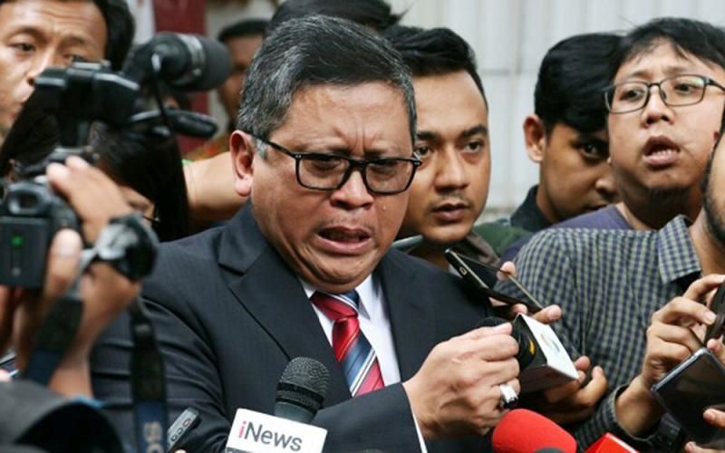 Sekretaris Jenderal PDI Perjuangan, Hasto Kristiyanto, tidak dapat menahan air matanya saat menjalani sidang terbuka promosi doktor di Universitas Indonesia (UI), Jumat (18/10)