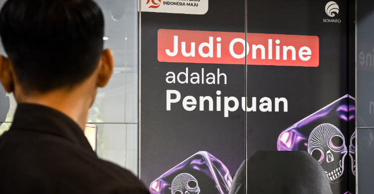 Judi online dianggap sebagai masalah sosial yang tidak hanya menghancurkan perekonomian keluarga, tetapi juga merugikan negara secara signifikan. Menkominfo Budi Arie Setiadi dalam Forum Sosialisasi yang bertajuk 