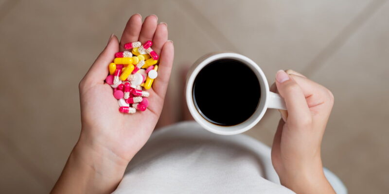 Salah satu efek samping yang umum adalah peningkatan detak jantung yang drastis ketika kopi dikonsumsi setelah obat flu atau hidung tersumbat yang mengandung Efedrin dan Fenilpropanolamin