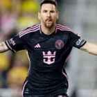 Lionel Messi kembali membuktikan dirinya sebagai pemain terbaik dunia dengan mencetak dua gol krusial yang membantu Inter Miami mengalahkan Columbus Crew dengan skor 3-2 dalam pertandingan terakhir musim reguler Major League Soccer (MLS)