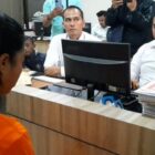 Peristiwa mengejutkan terjadi di Kabupaten Garut ketika seorang nenek berusia 70 tahun bernama Etih menjadi korban kekerasan dan perampokan oleh seorang wanita muda berinisial CI (31)