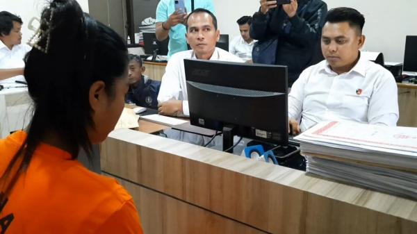 Peristiwa mengejutkan terjadi di Kabupaten Garut ketika seorang nenek berusia 70 tahun bernama Etih menjadi korban kekerasan dan perampokan oleh seorang wanita muda berinisial CI (31)