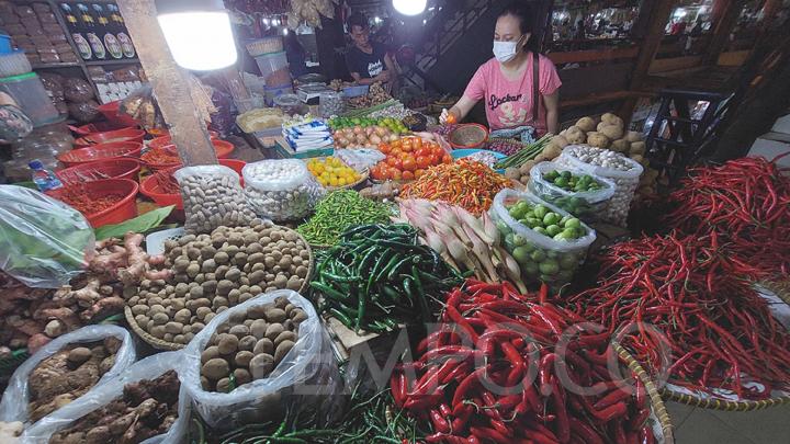 Para pedagang pasar di seluruh Indonesia mulai merasakan dampak dari perputaran ekonomi yang tidak stabil, terutama di sektor pangan