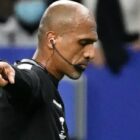 Wasit asal Oman, Ahmed Al-Kaf, menjadi sorotan utama atas sejumlah keputusan yang dinilai merugikan Indonesia, terutama terkait waktu tambahan di babak kedua