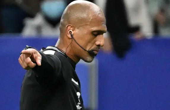 Wasit asal Oman, Ahmed Al-Kaf, menjadi sorotan utama atas sejumlah keputusan yang dinilai merugikan Indonesia, terutama terkait waktu tambahan di babak kedua