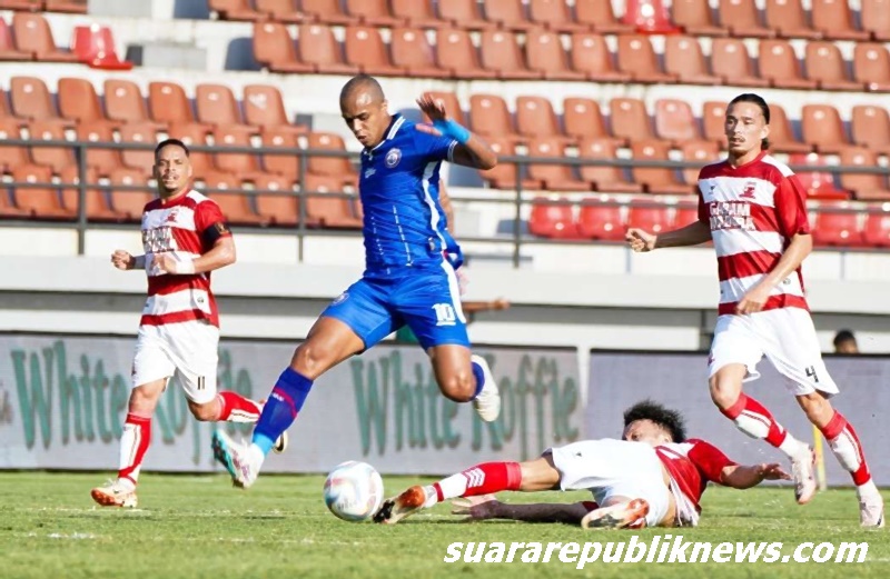 Laga seru antara Madura United dan Arema FC dalam lanjutan pekan ke-11 BRI Liga 1 2024/2025 akan berlangsung di Stadion Gelora Bangkalan, Kamis (21/11/2024)