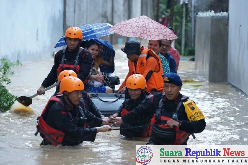 Polda Sumatera Utara (Sumut) mengerahkan ratusan personel untuk membantu warga terdampak banjir yang melanda sejumlah wilayah di Kota Medan dan sekitarnya pada hari Rabu (27/11/2024)