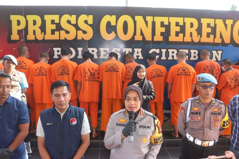 Dalam operasi intensif selama Oktober 2024, jajaran Satuan Reserse Narkoba (Satresnarkoba) Polresta Cirebon berhasil mengungkap 13 kasus peredaran narkoba, termasuk sabu-sabu, ganja, tembakau sintetis, dan obat keras terbatas (OKT)