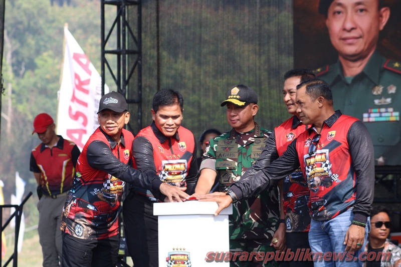 Kapolda Jawa Barat, Irjen Pol. Dr. Akhmad Wiyagus, S.I.K., M.Si., M.M., bersama sejumlah pejabat kepolisian dan militer, menghadiri undangan Danpussenkav untuk menyaksikan pembukaan Open Turnamen Off-Road Piala Panglima TNI 2024