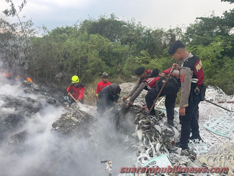 Satuan Samapta Polres Majalengka, bersama anggota Polsek Jatiwangi dan unit Pemadam Kebakaran Majalengka, bergerak cepat mendatangi lokasi kebakaran di gudang limbah PT. Diamond, Jln. Andir, Kecamatan Jatiwangi, Kabupaten Majalengka