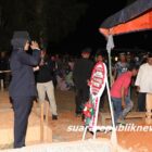 Kapolres Buru AKBP Sulastri Sukidjang, S.H., S.I.K., M.M., memimpin upacara pemakaman Bripka Hamza Umagapi, personil Polsek Namlea, yang meninggal dunia karena sakit di RSUD Namlea, Desa Namlea