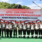 Kapolresta Cirebon, Kombes Pol Sumarni, S.I.K, S.H, M.H, memimpin apel jam pimpinan sekaligus pemberian penghargaan kepada personil berprestasi di Lapangan Apel Mapolresta Cirebon pada Senin (4/11/2024)
