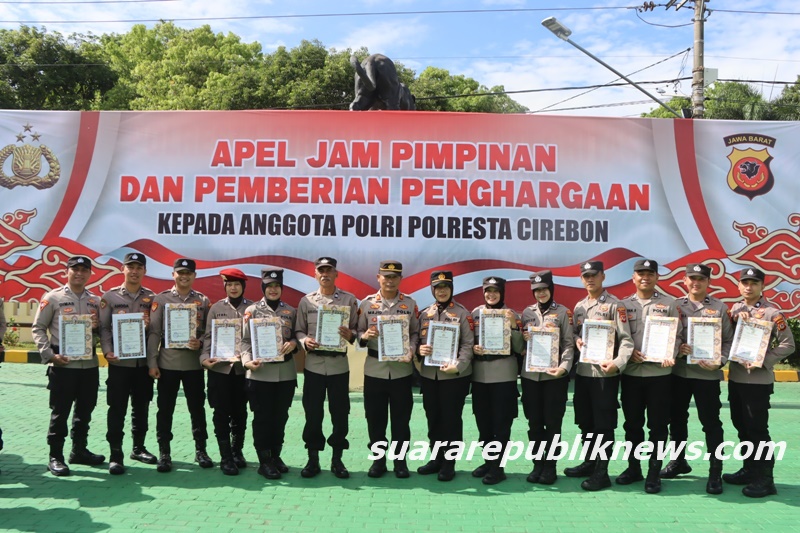 Kapolresta Cirebon, Kombes Pol Sumarni, S.I.K, S.H, M.H, memimpin apel jam pimpinan sekaligus pemberian penghargaan kepada personil berprestasi di Lapangan Apel Mapolresta Cirebon pada Senin (4/11/2024)