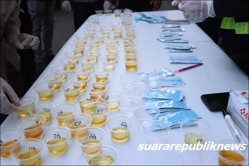 Ratusan personel Polresta Cirebon mengikuti tes urine sebagai langkah pencegahan dini terhadap penyalahgunaan narkob