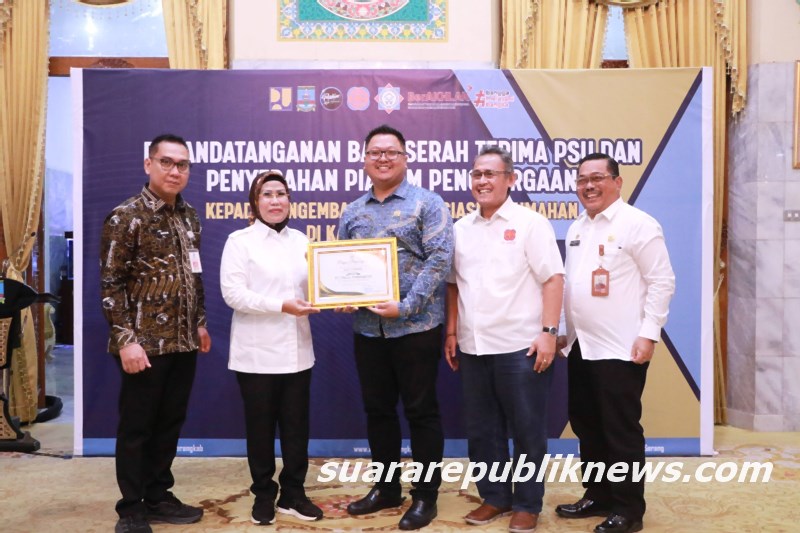 Bupati Serang Ratu Tatu Chasanah memimpin penandatanganan Berita Acara Serah Terima (BAST) Prasarana Sarana Umum (PSU) perumahan antara pemerintah Kabupaten Serang dengan para pengembang