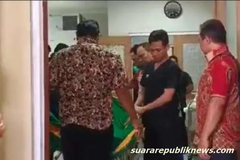 Anggota DPRD Lebak, Agus Ider Alamsyah, mendesak Polda Banten mengusut secara tuntas kematian Beni Kurniawan (35), seorang tahanan kasus narkoba asal Desa Panggarangan, Kabupaten Lebak. Dalam keterangan resminya pada Jumat (8/11/2024) malam