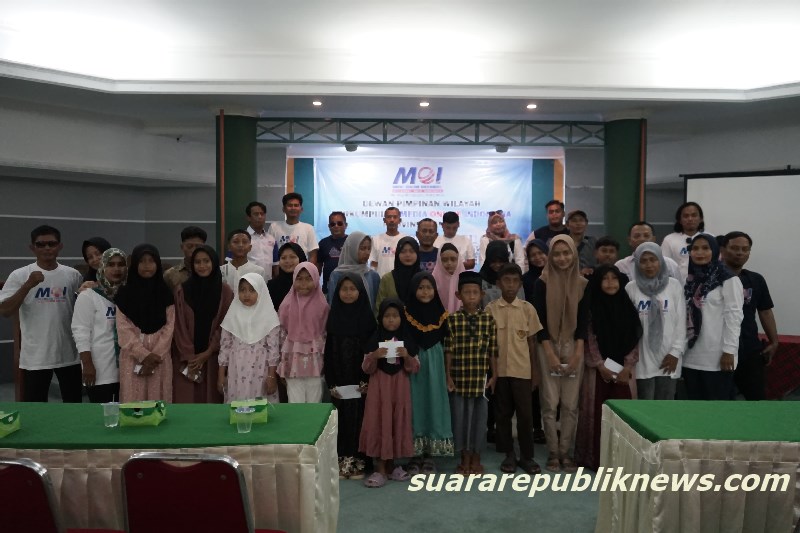 Dewan Pimpinan Wilayah (DPW) Perkumpulan Media Online Indonesia (MOI) Provinsi Banten baru-baru ini menyelenggarakan kegiatan bakti sosial berupa santunan untuk anak yatim piatu di Anyer, Provinsi Banten