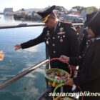 Dalam rangka memperingati Hari Pahlawan 10 November 2024, Kepolisian Daerah (Polda) Maluku menyelenggarakan upacara tabur bunga di laut