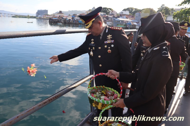 Dalam rangka memperingati Hari Pahlawan 10 November 2024, Kepolisian Daerah (Polda) Maluku menyelenggarakan upacara tabur bunga di laut