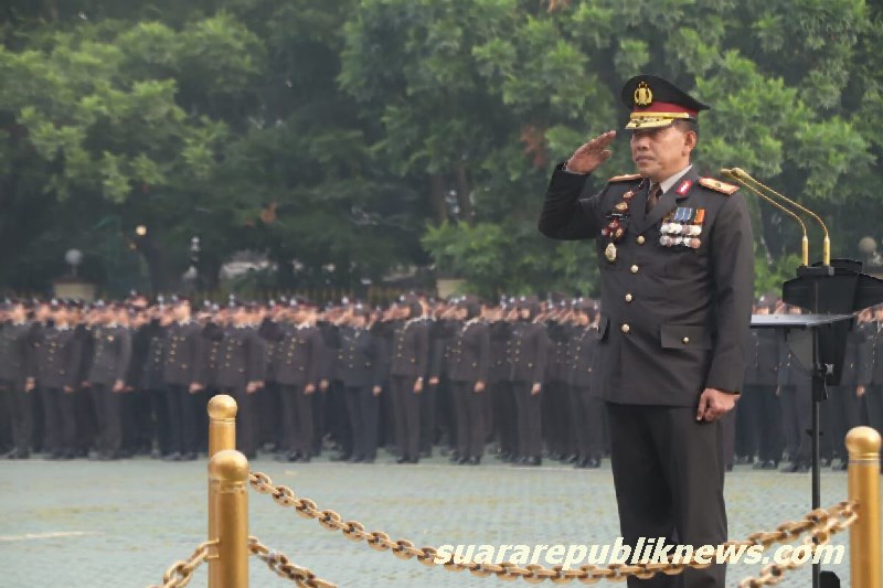 Polda Jawa Barat menyelenggarakan upacara khidmat yang dipimpin langsung oleh Wakapolda Jabar, Brigjen Pol. Wibowo, S.I.K., M.Hum., di Lapangan Upacara Mapolda Jabar, Minggu (10/11/2024)