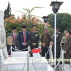 Memperingati Hari Pahlawan 10 November 2024, Kepala Kepolisian Daerah (Kapolda) Jawa Barat, Irjen Pol Akhmad Wiyagus, S.I.K., M.Si., M.M., menghadiri upacara di Lapangan Gasibu, Bandung, bersama Penjabat (PJ) Gubernur Jawa Barat Bey Machmudin