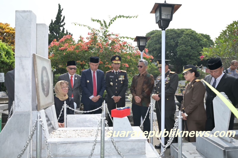 Memperingati Hari Pahlawan 10 November 2024, Kepala Kepolisian Daerah (Kapolda) Jawa Barat, Irjen Pol Akhmad Wiyagus, S.I.K., M.Si., M.M., menghadiri upacara di Lapangan Gasibu, Bandung, bersama Penjabat (PJ) Gubernur Jawa Barat Bey Machmudin