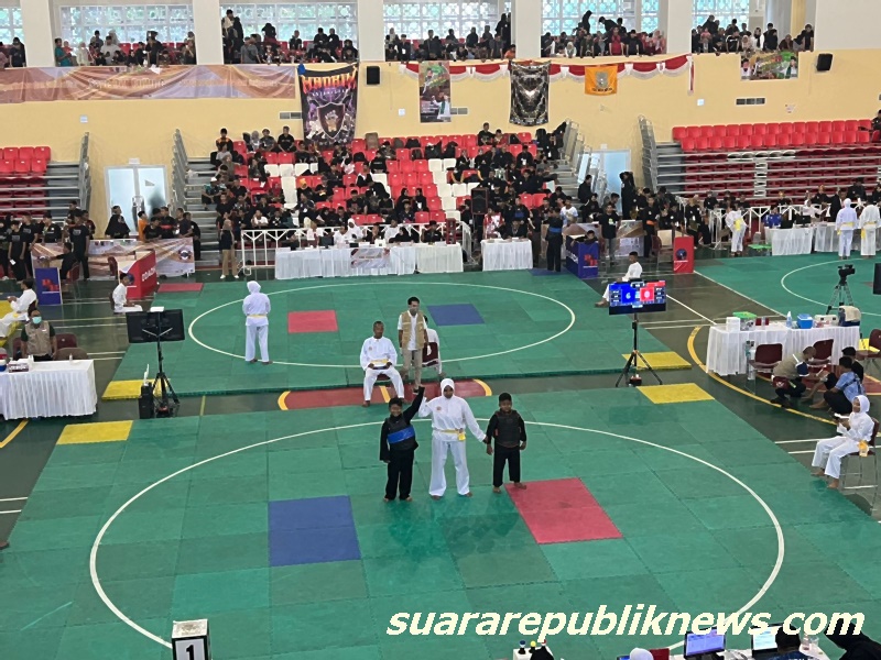 Salman Alfariz, seorang siswa dari SDN 01 Benda Baru, Pamulang, tampil gemilang dalam Kejuaraan Pencak Silat Banten Nasional Open Cup 2024