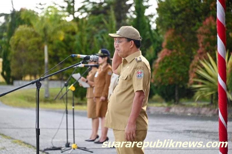 Bupati Humbang Hasundutan (Humbahas), Dosmar Banjarnahor, SE, memimpin apel gabungan Aparatur Sipil Negara (ASN) di lingkungan Pemerintah Kabupaten Humbahas, Senin (11/11), di halaman Kantor Bupati Humbang Hasundutan, Bukit Inspirasi Doloksanggul