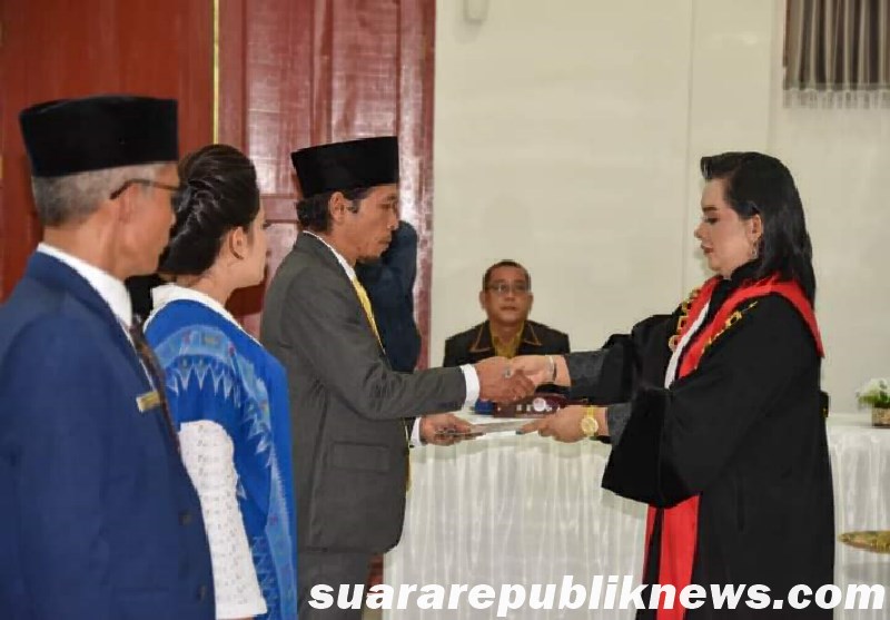 Ketua Pengadilan Negeri (PN) Tarutung, Marta Napitupulu, MH, melantik dan mengambil sumpah/janji Pimpinan DPRD Kabupaten Humbang Hasundutan (Humbahas) masa jabatan 2024-2029