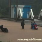 Banjir bandang melanda Jalan Nasional III di depan RSUD Cilograng, Kecamatan Cilograng, Kabupaten Lebak, menyebabkan keluhan dari warga dan pengguna jalan