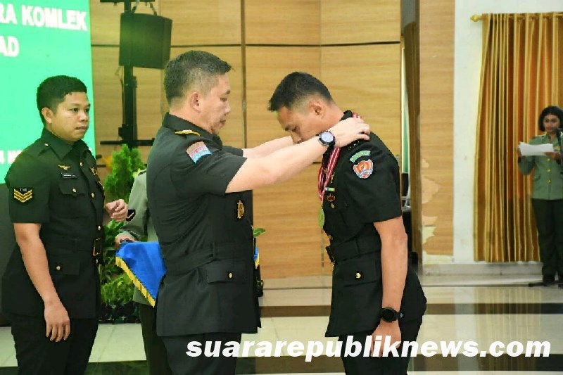 Kepala Pusat Perhubungan Angkatan Darat (Kapushubad), Mayor Jenderal TNI Iroth Sonny Edhie, secara resmi menutup Pendidikan Program Studi Pendidikan Kecabangan Perwira Komlekad Abituren Diktukpa TNI AD Tahun Anggaran 2024 di Pusat Pendidikan Perhubungan (Pusdikhub), Kamis (14/11/2024)