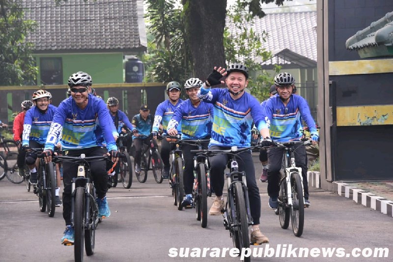 Dalam rangka memperingati HUT ke-79 Komunikasi dan Elektronika TNI Angkatan Darat (Komlekad), Kepala Pusat Perhubungan Angkatan Darat (Kapushubad) Mayor Jenderal TNI Iroth Sonny Edhie menggelar kegiatan Fun Bike yang diikuti ratusan anggota dan pejabat Komlekad