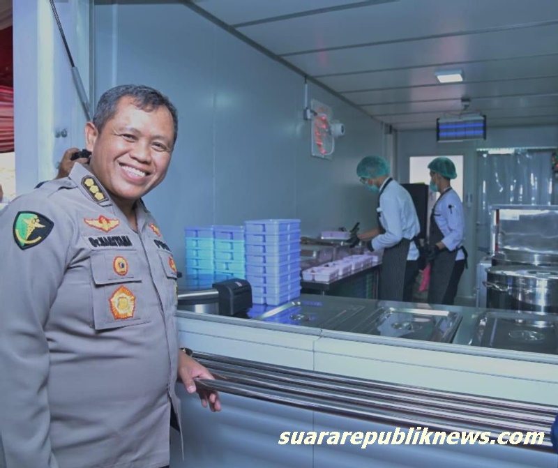 Kabid Dokkes Polda Jabar, Kombes Pol. dr. Nariyana, M.Kes, mewakili Kapolda Jabar, menghadiri acara peluncuran Dapur Satelit End to End Program Makan Siang Bergizi di Kabupaten Sumedang, yang digelar di SDN Sirah Cai Jatinangor, Jalan Letda Lukito No. 70, Cisempur, Senin (18/11/2024)