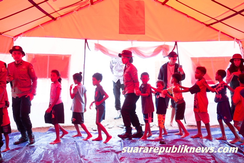 Tim trauma healing dari Biro Psikologi Staf Sumber Daya Manusia (SSDM) Polri diterjunkan ke wilayah terdampak erupsi Gunung Lewotobi Laki-laki, Flores Timur