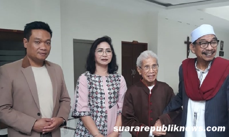 Paslon Bupati dan Wakil Bupati Humbahas nomor urut 3, Oloan -  Rebeka didampingi Pemimpin Ponpes Al Kautsar Al Akbar, Buya Syekh Ali Akbar Marbun silahturahmi kepada Uskup Agung Emeritus Medan Mgr AGP Datubara OFMCap di Perumahan Pastoral Medan, Senin (18/11/2024