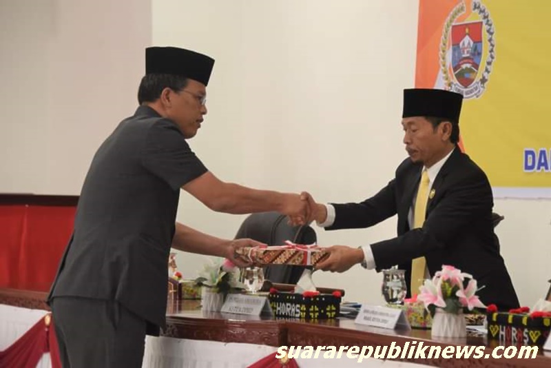 Bupati Humbang Hasundutan, Dosmar Banjarnahor, SE, menyampaikan Nota Pengantar atas Rancangan Peraturan Daerah (Ranperda) tentang Anggaran Pendapatan dan Belanja Daerah (APBD) Tahun Anggaran (TA) 2025 pada Rapat Paripurna DPRD Kabupaten Humbang Hasundutan, Senin, 18 November 2024