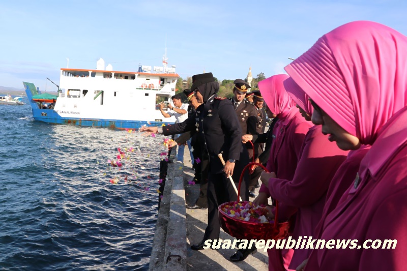 Dalam rangka memperingati Hari Ulang Tahun (HUT) Pol Airud yang ke-74, Kapolres Buru, AKBP Sulastri Sukidjang, S.H., S.I.K., M.M., memimpin upacara tabur bunga yang dilaksanakan dengan khidmat di Pelabuhan Merah Putih
