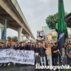 Puluhan kader Himpunan Mahasiswa Islam (HMI) Cabang Serang menggelar aksi di depan Markas Besar Kepolisian Republik Indonesia (Mabes Polri) pada Selasa (19/11/2024)